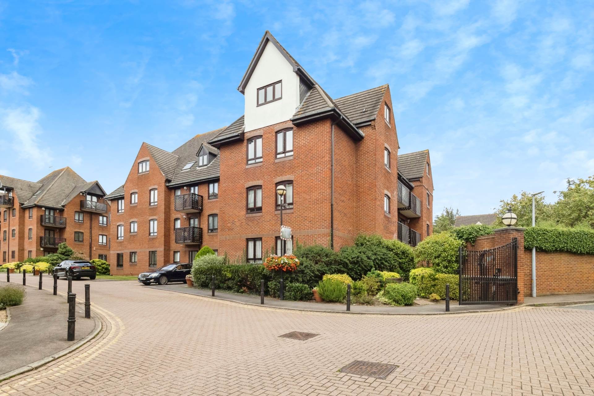 4 bed 1st Floor Flat for rent in Buckhurst Hill. From Option Homes Ltd