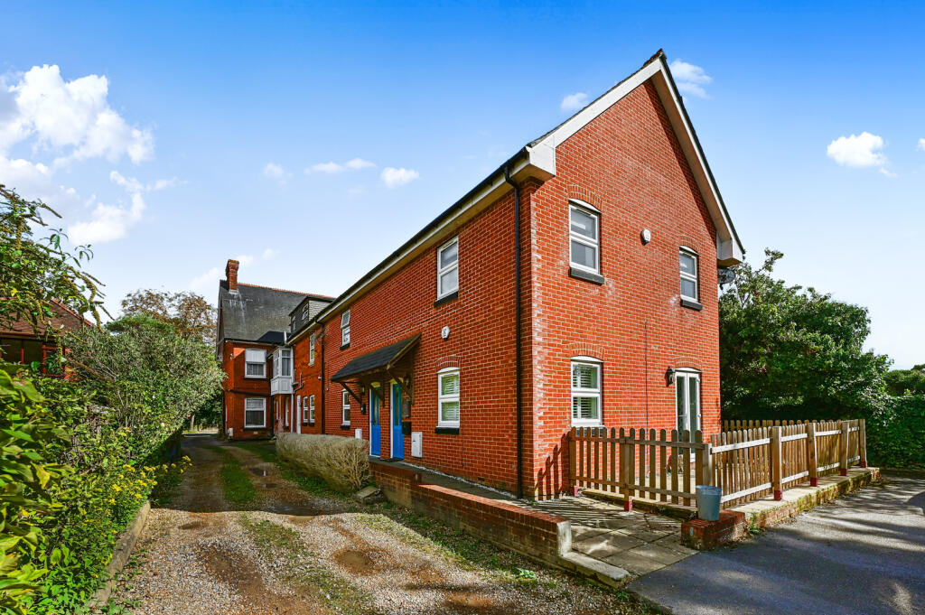 2 bed Detached for rent in Farnborough. From Osbornes - Farnborough