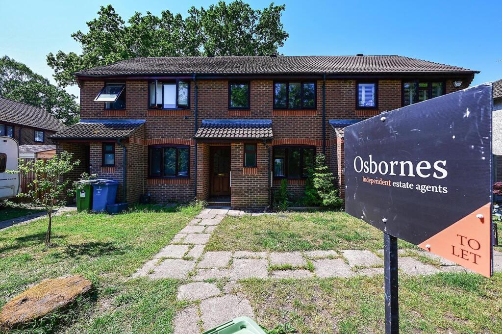 3 bed Mid Terraced House for rent in Farnborough. From Osbornes - Farnborough