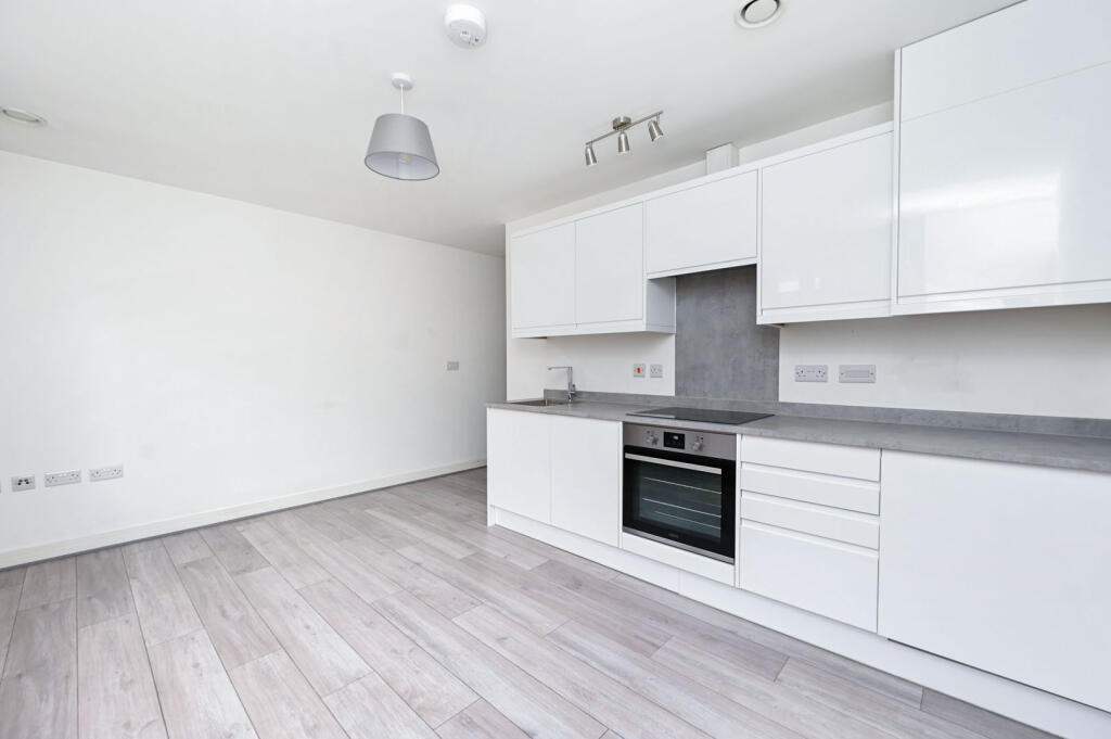 4 bed Apartment for rent in Basingstoke. From Osbornes - Farnborough 4 bed Apartment for rent in Basingstoke. From Osbornes - Farnborough