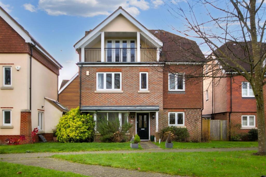 5 bed Detached for rent in Leatherhead. From Patrick Gardner - Ashtead - Lettings 5 bed Detached for rent in Leatherhead. From Patrick Gardner - Ashtead - Lettings