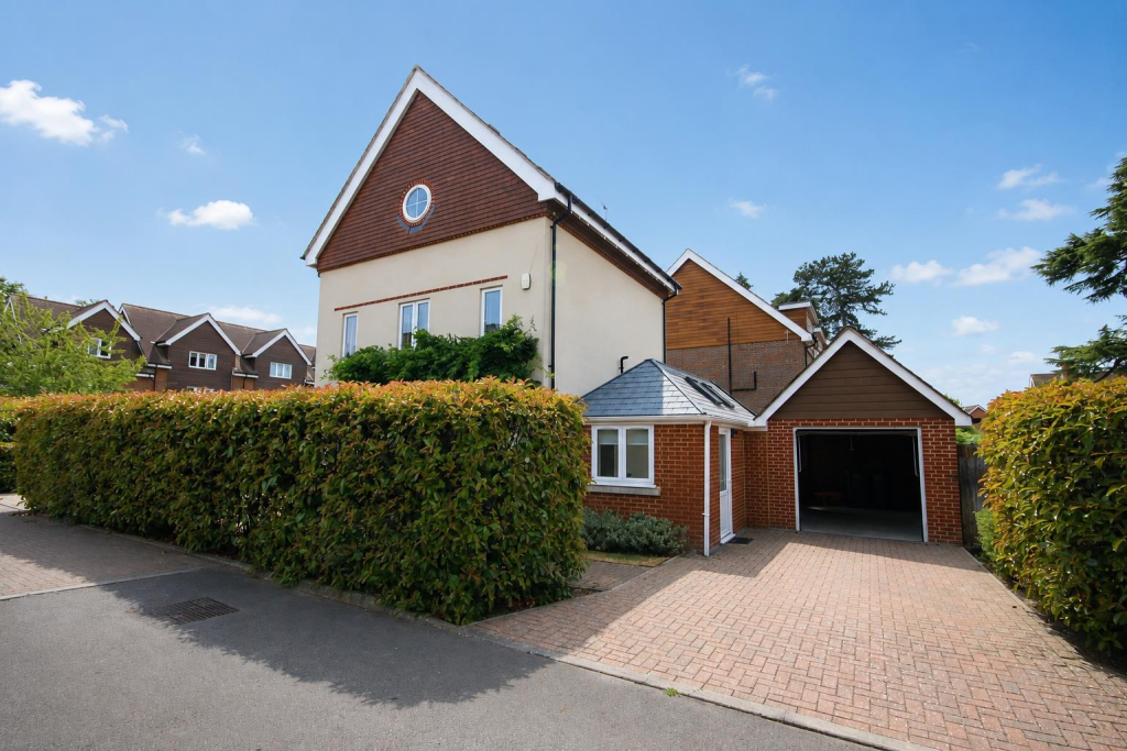 4 bed Detached for rent in Leatherhead. From Patrick Gardner - Ashtead - Lettings 4 bed Detached for rent in Leatherhead. From Patrick Gardner - Ashtead - Lettings