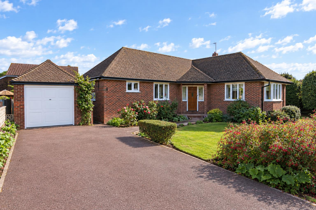 3 bed Detached bungalow for rent in Leatherhead. From Patrick Gardner - Ashtead - Lettings