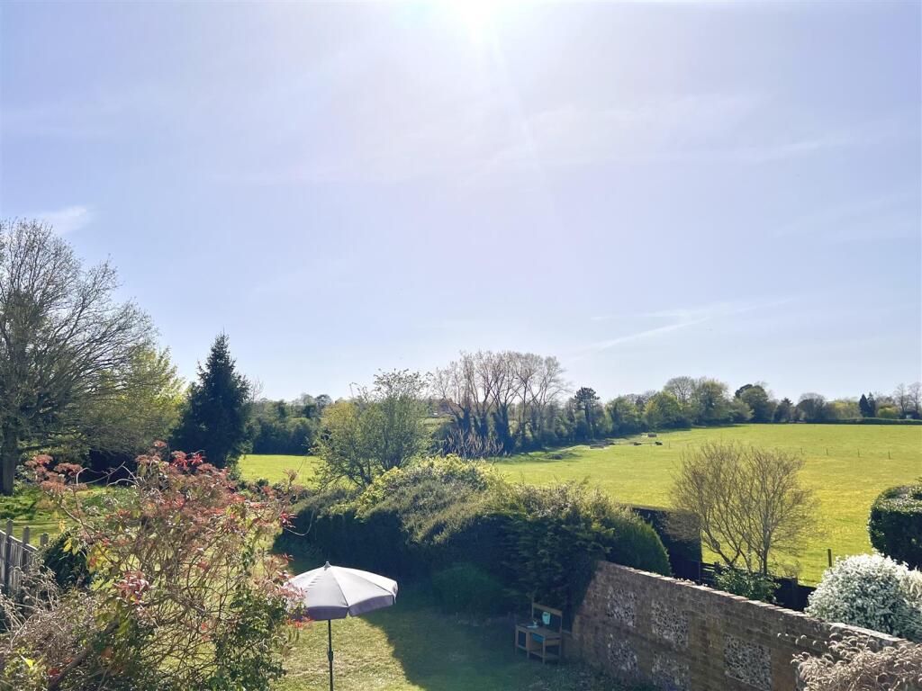 3 bed Detached for rent in Little Bookham. From Patrick Gardner - Great Bookham 3 bed Detached for rent in Little Bookham. From Patrick Gardner - Great Bookham