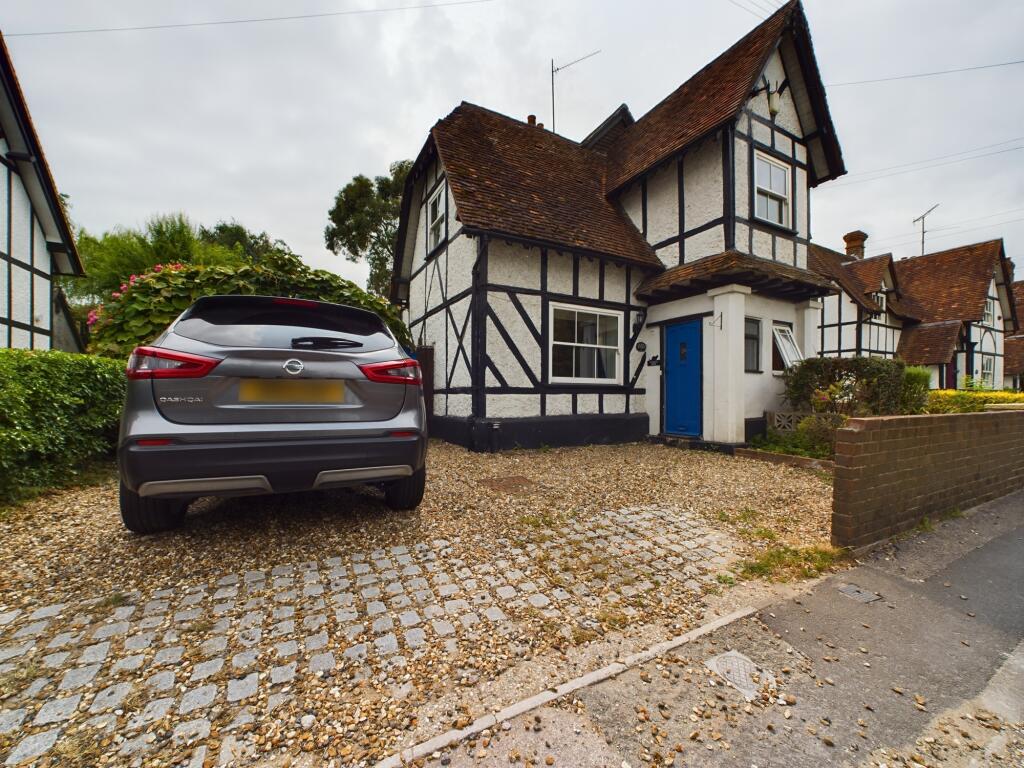 3 bed Semi Detached for rent in Lower Basildon. From Patrick Williams - Tilehurst 3 bed Semi Detached for rent in Lower Basildon. From Patrick Williams - Tilehurst