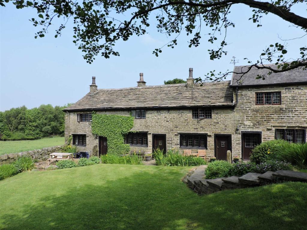 2 bed Cottage for rent in Hawkshaw. From Pearson Ferrier - Ramsbottom