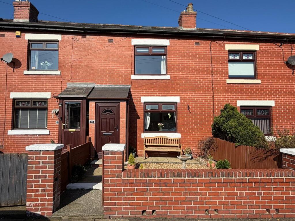 2 bed Mid Terraced House for rent in Bury. From Pearson Ferrier - Ramsbottom