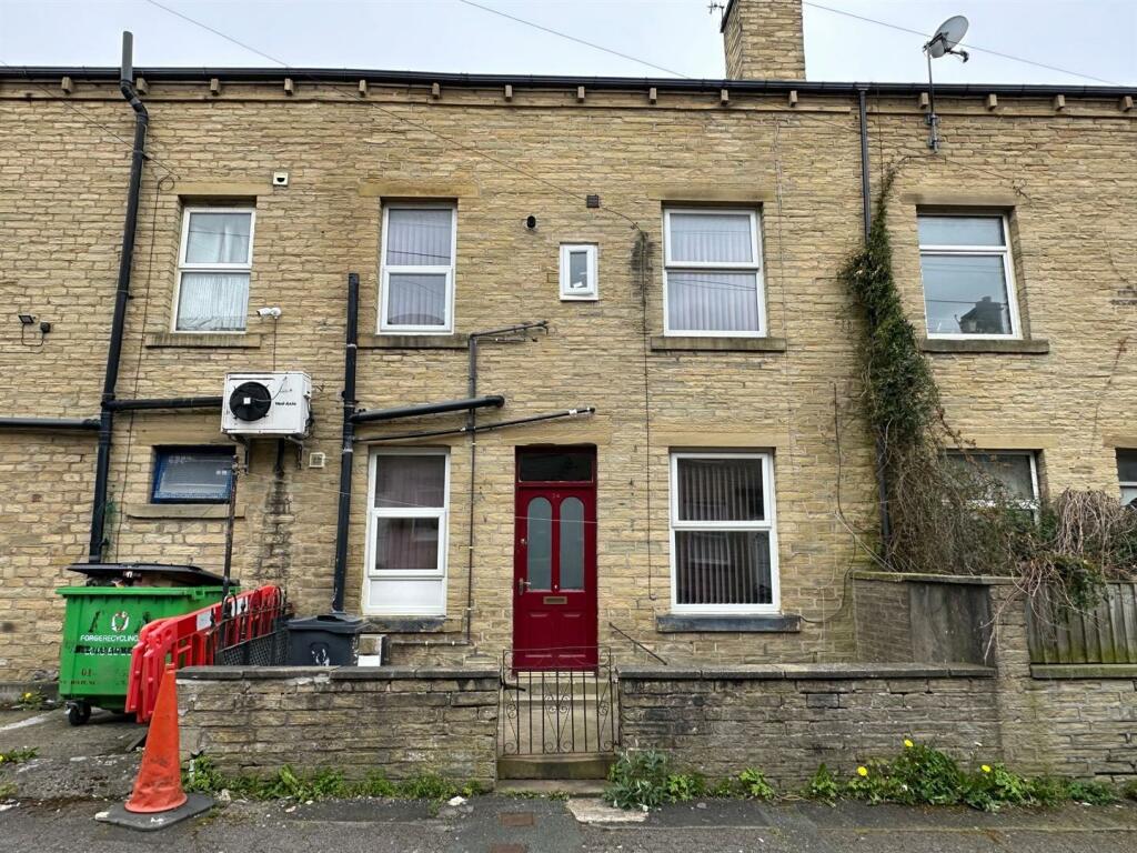 4 bed Mid Terraced House for rent in Halifax. From Peter David Properties Ltd  - Halifax