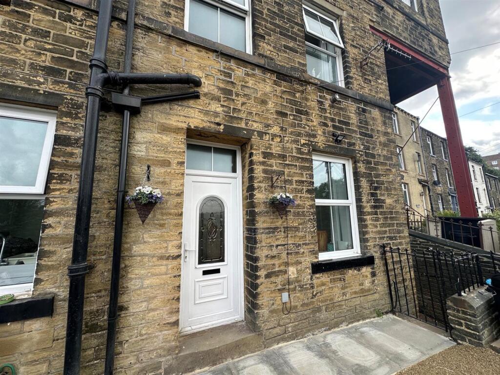 2 bed Mid Terraced House for rent in Sowerby Bridge. From Peter David Properties - Halifax 2 bed Mid Terraced House for rent in Sowerby Bridge. From Peter David Properties - Halifax