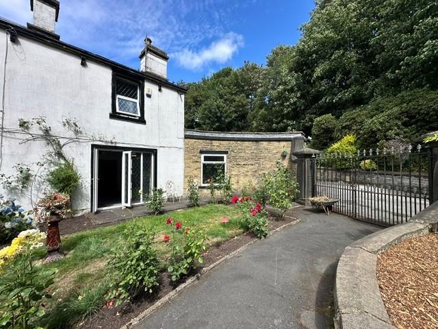 2 bed Cottage for rent in Stump Cross. From Peter David Properties - Halifax