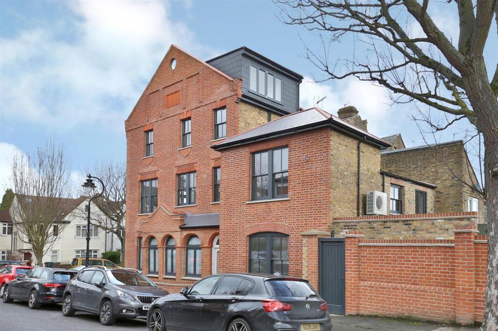 2 bed 1st Floor Flat for rent in Hornsey. From Philip Alexander - N8
