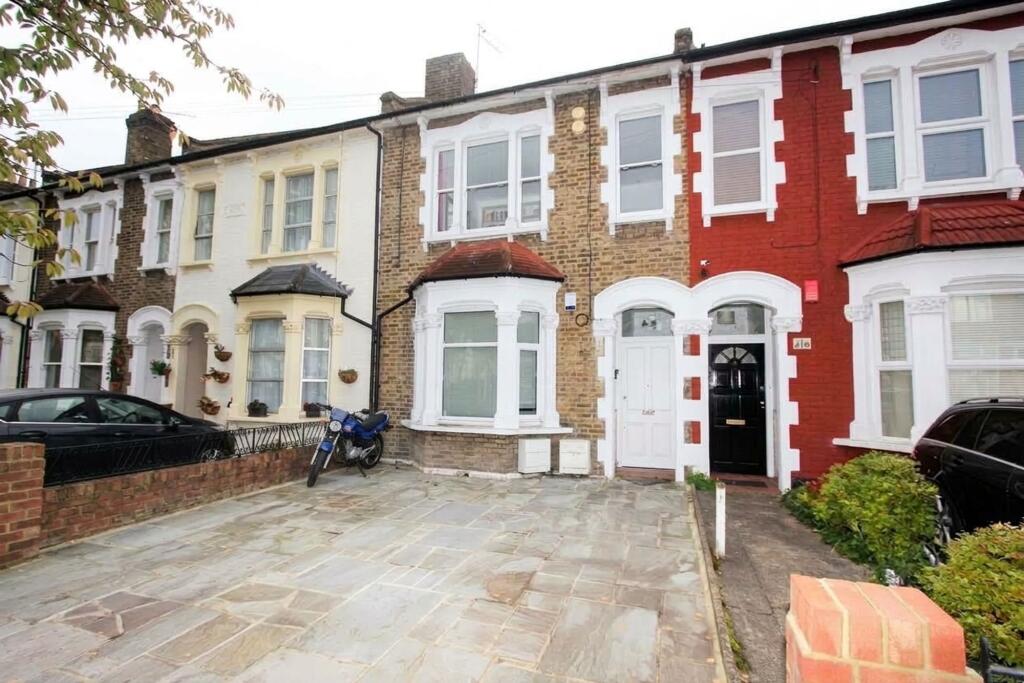 2 bed 1st Floor Flat for rent in Wood Green. From Philip Alexander - N8