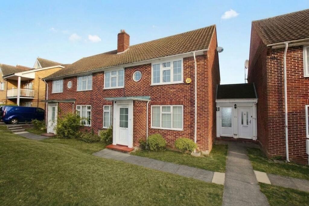 2 bed Annexe for rent in Southgate. From Philip Alexander - N8