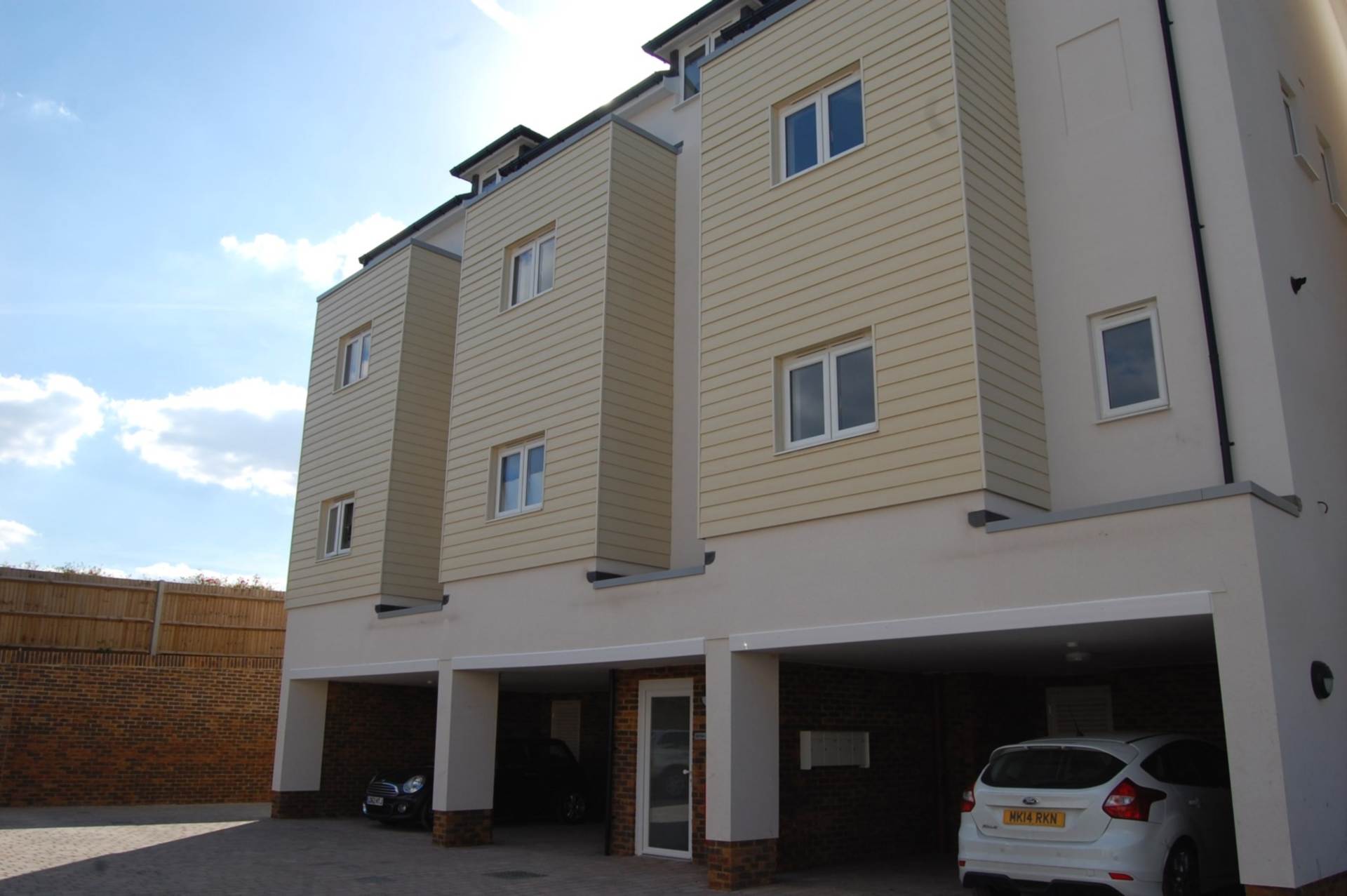 2 bed Apartment for rent in Addlestone. From Premier Lettings