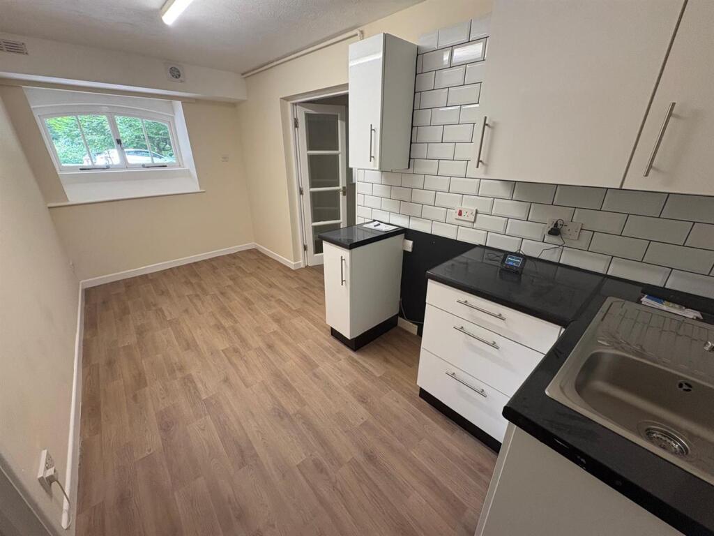 1 bed 1st Floor Flat for rent in Barnstaple. From Phillips - Smith & Dunn - Barnstaple