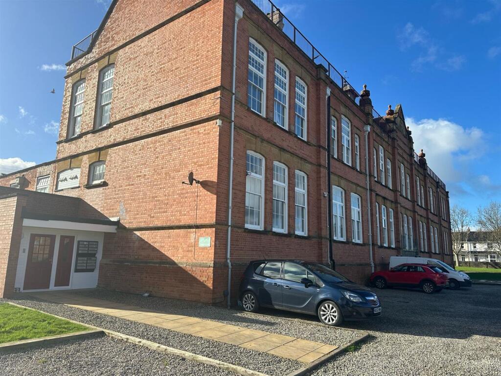 2 bed 1st Floor Flat for rent in Bideford. From Phillips - Smith & Dunn - Barnstaple 2 bed 1st Floor Flat for rent in Bideford. From Phillips - Smith & Dunn - Barnstaple