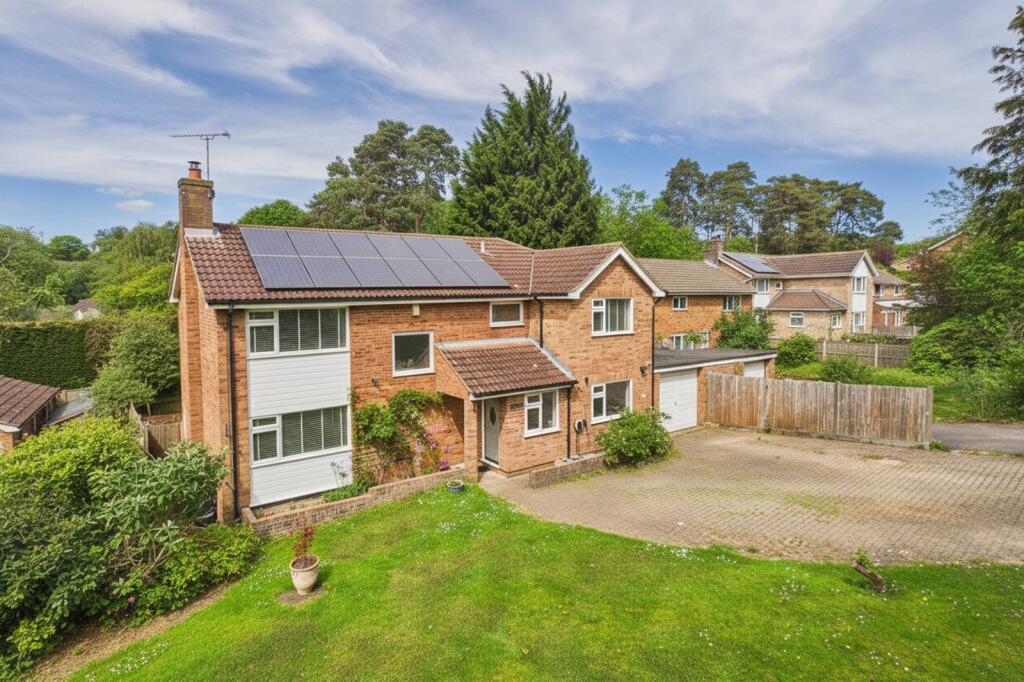 5 bed Link detached for rent in Camberley. From Prospect Estate Agency - Covering Camberley
