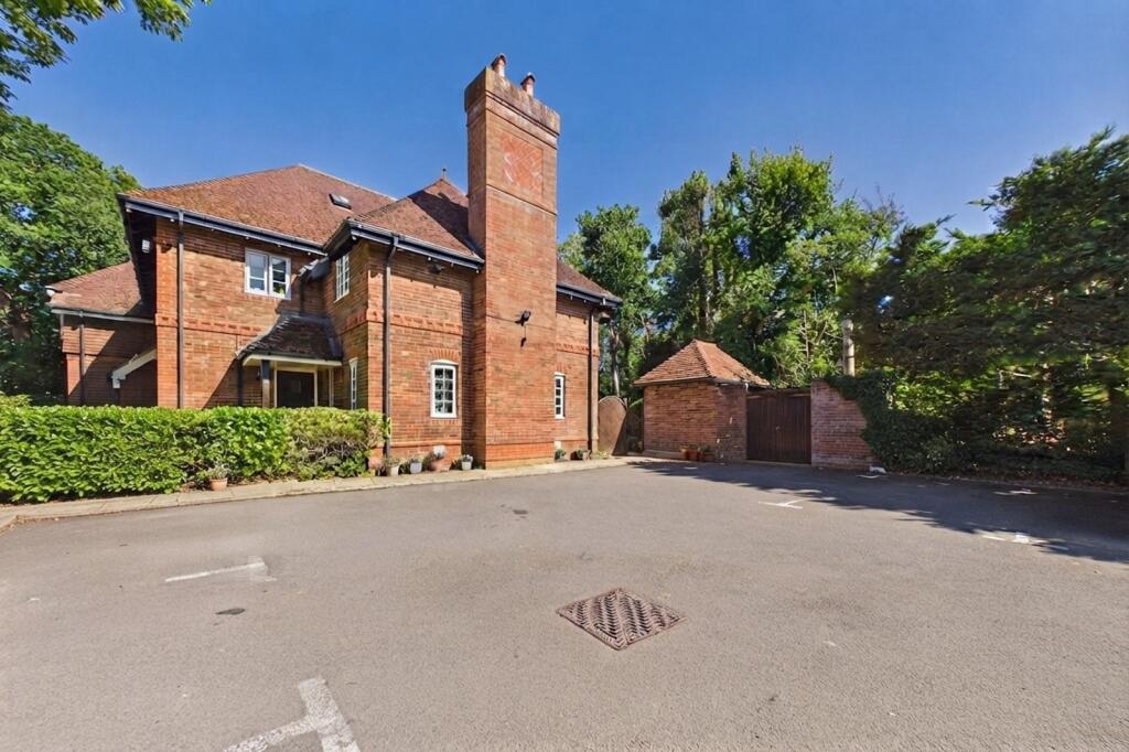 2 bed 1st Floor Flat for rent in Yateley. From Prospect Estate Agency - Covering Camberley