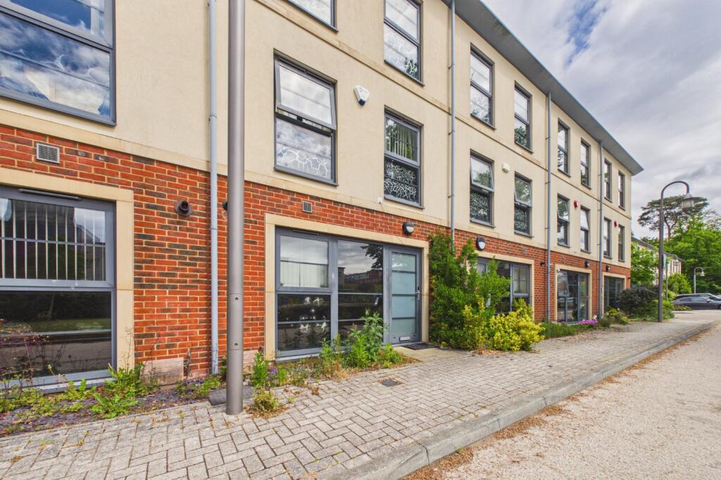 4 bed Mid Terraced House for rent in Farnborough. From Prospect Estate Agency - Farnborough
