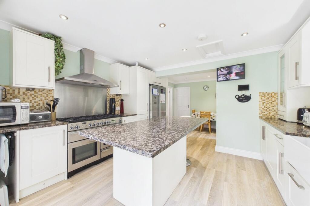 4 bed Detached for rent in Farnborough. From Prospect Estate Agency - Farnborough