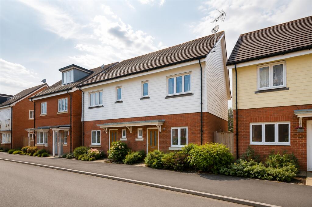 3 bed Semi Detached for rent in Elvetham Heath. From Prospect Estate Agency - Farnborough