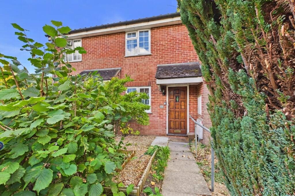 2 bed Mid Terraced House for rent in Badshot Lea. From Prospect Estate Agency - Farnborough 2 bed Mid Terraced House for rent in Badshot Lea. From Prospect Estate Agency - Farnborough
