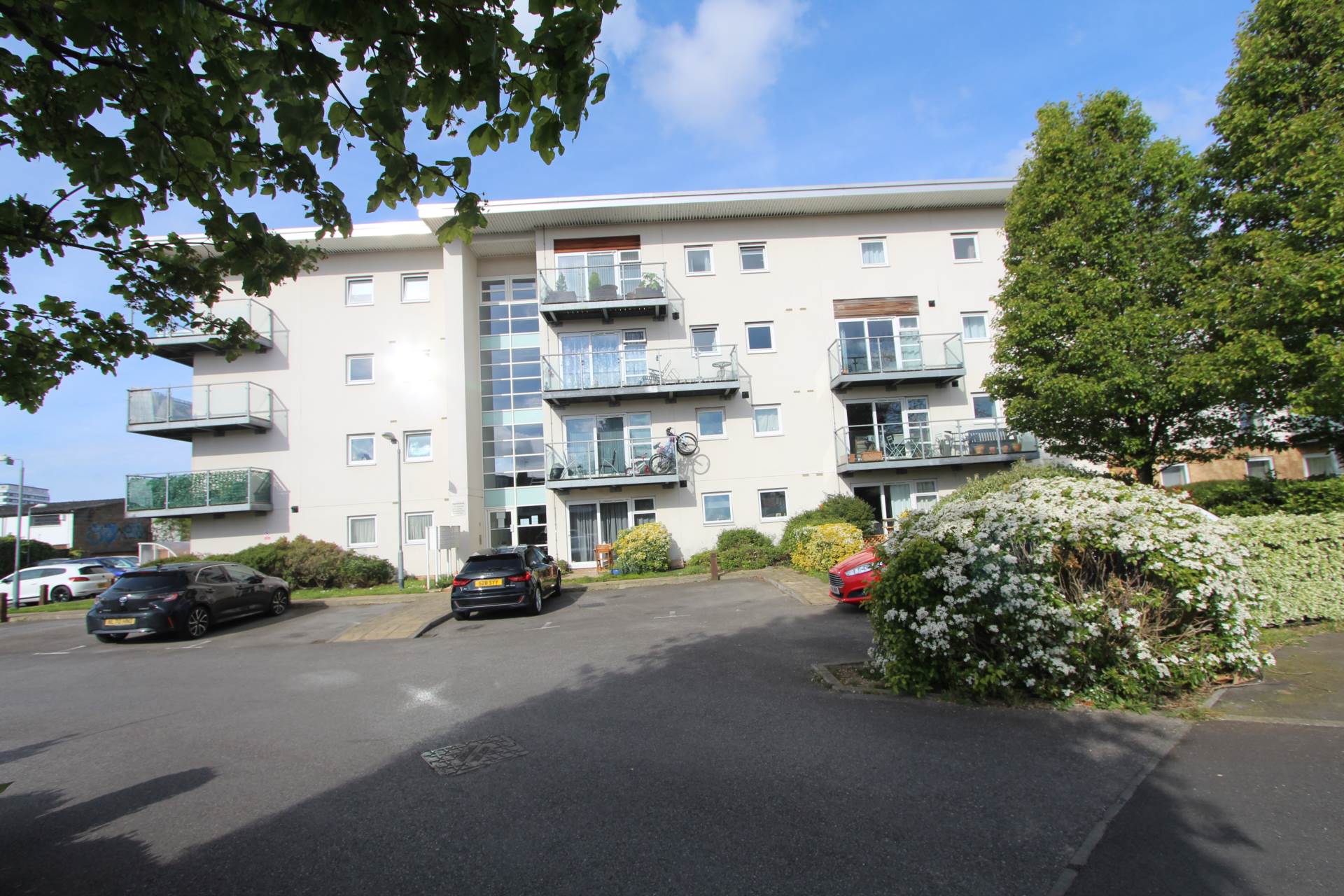 2 bed Flat for rent in Southend On Sea. From Robert Michael