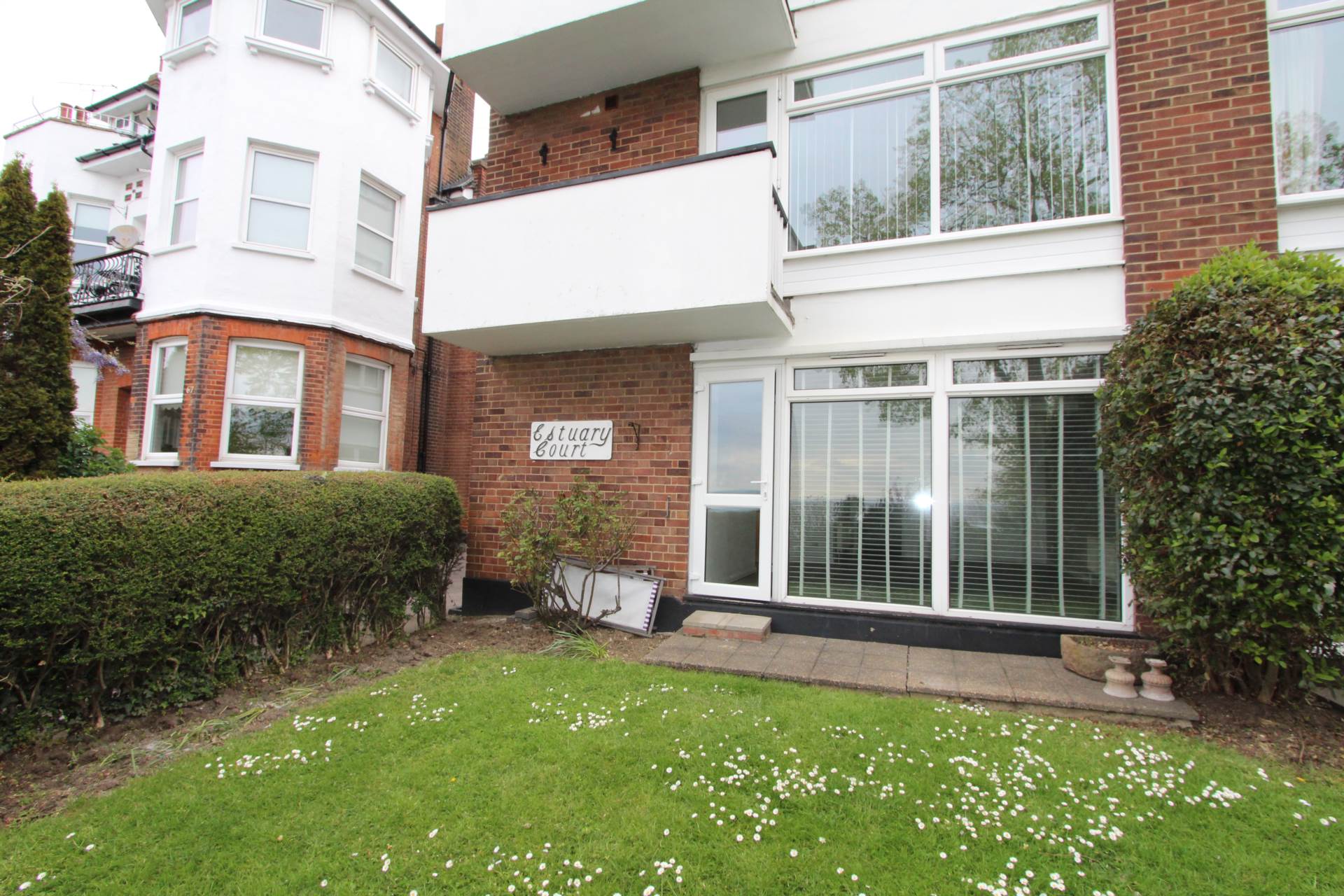 2 bed Flat for rent in Leigh On Sea. From Robert Michael