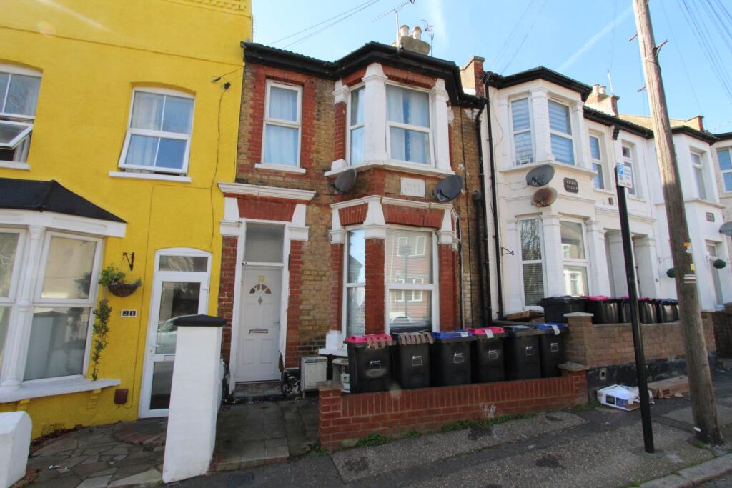 2 bed 1st Floor Flat for rent in Southend-on-Sea. From Robert Michael - Thundersley 2 bed 1st Floor Flat for rent in Southend-on-Sea. From Robert Michael - Thundersley