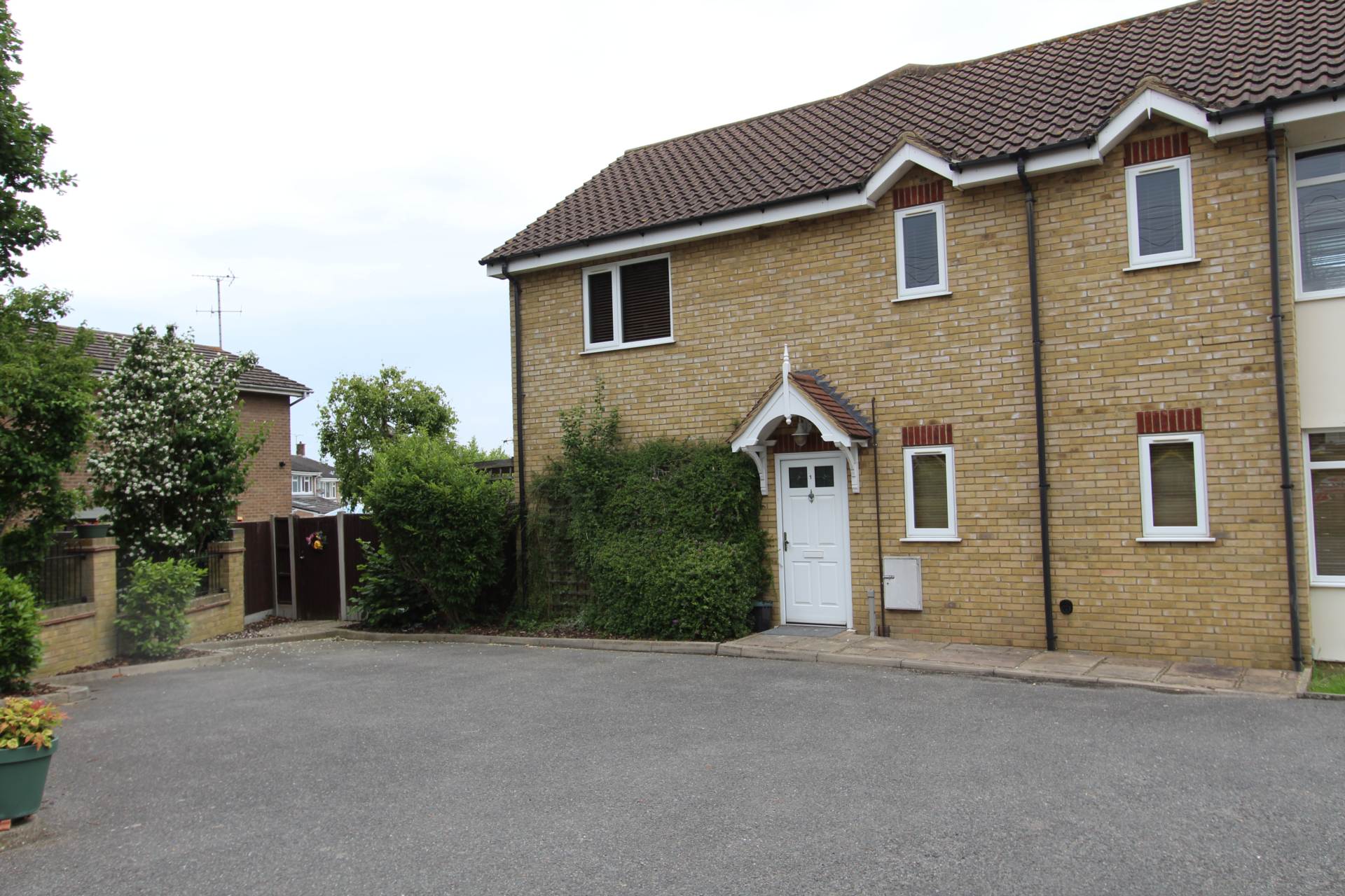 2 bed 1st Floor Flat for rent in Hadleigh. From Robert Michael - Thundersley