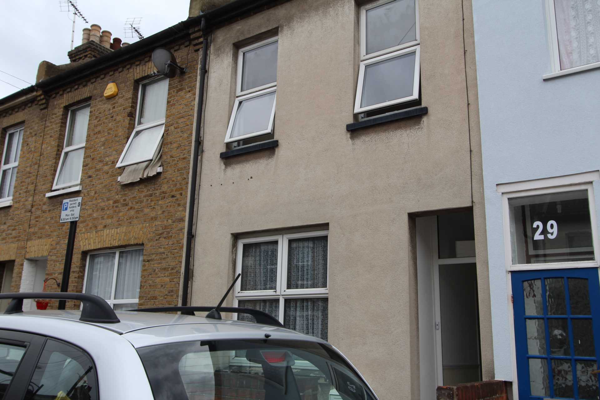 2 bed Mid Terraced House for rent in Southend On Sea. From Robert Michael - Thundersley