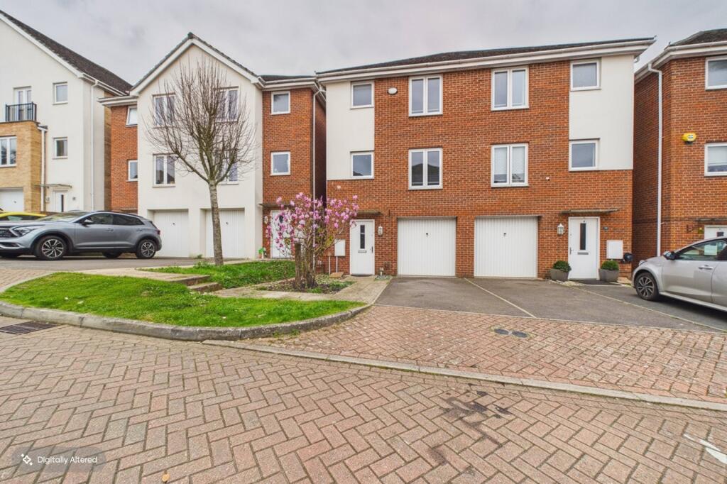 4 bed Detached for rent in Woodley. From Prospect Estate Agency - Reading