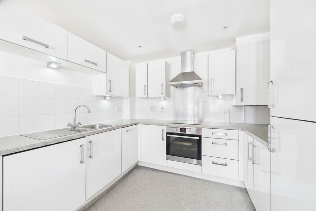 2 bed 1st Floor Flat for rent in George Green. From Prospect Estate Agency - Maidenhead