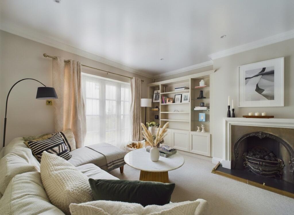 3 bed Mid Terraced House for rent in Hitchambury. From Prospect Estate Agency - Maidenhead