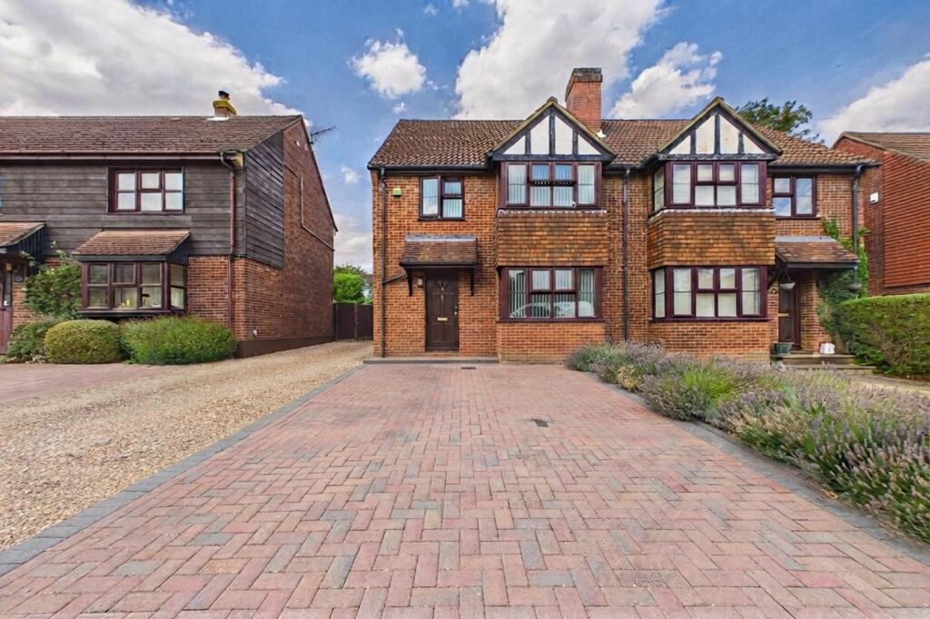 3 bed Semi Detached for rent in White Waltham. From Prospect Estate Agency - Maidenhead 3 bed Semi Detached for rent in White Waltham. From Prospect Estate Agency - Maidenhead