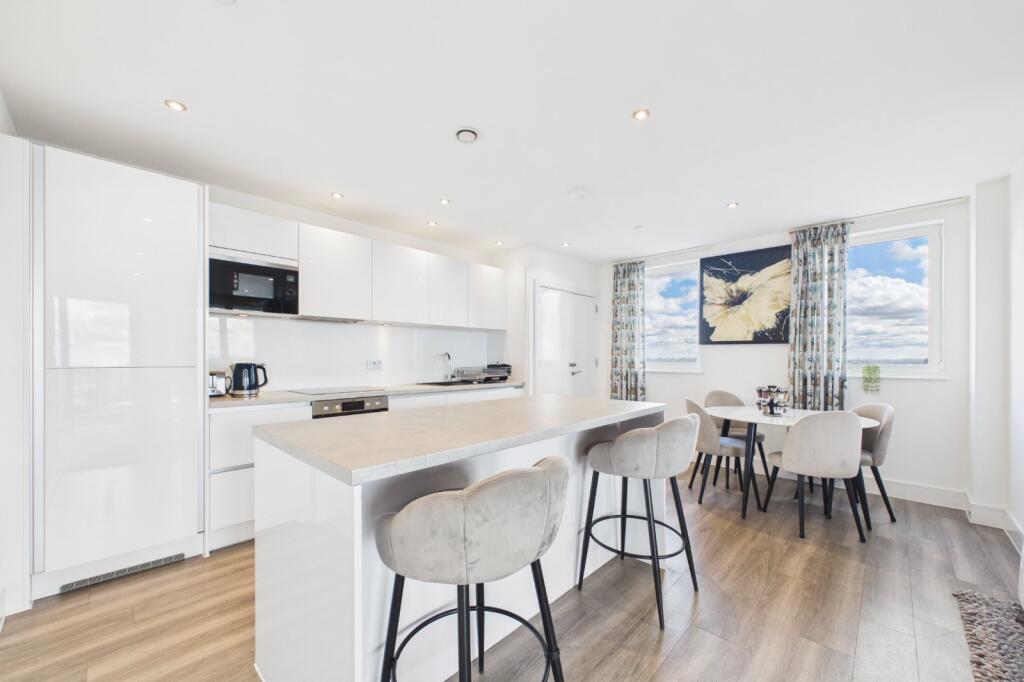 3 bed Penthouse for rent in Southall. From Prospect Estate Agency - Maidenhead 3 bed Penthouse for rent in Southall. From Prospect Estate Agency - Maidenhead