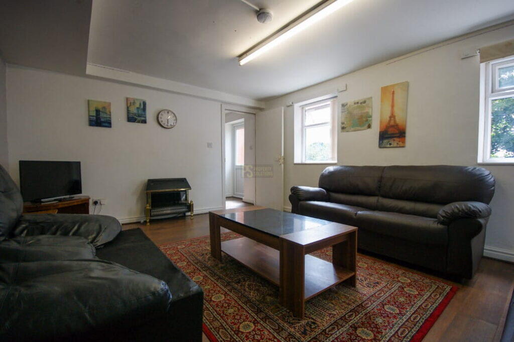 5 bed Mid Terraced House for rent in Birmingham. From Property Solutions - Birmingham