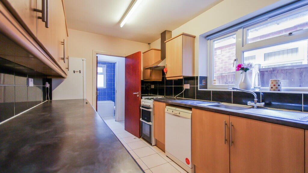 5 bed Mid Terraced House for rent in Birmingham. From Property Solutions - Birmingham