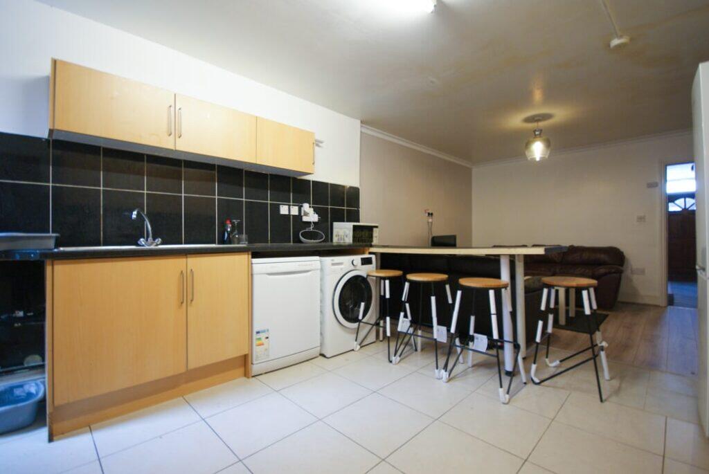 6 bed Mid Terraced House for rent in Birmingham. From Property Solutions - Birmingham