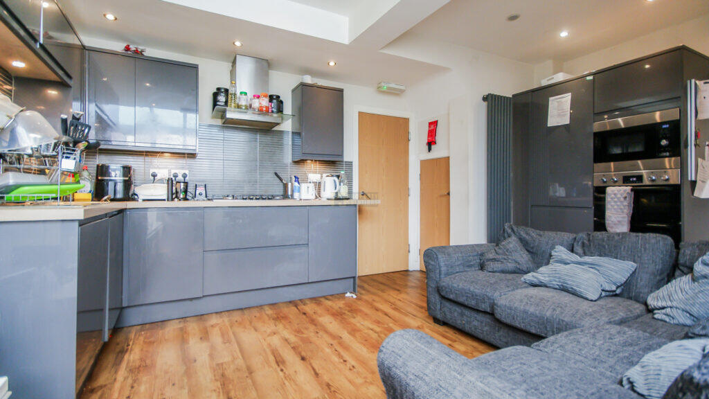 6 bed Mid Terraced House for rent in Headley Heath. From Property Solutions - Birmingham