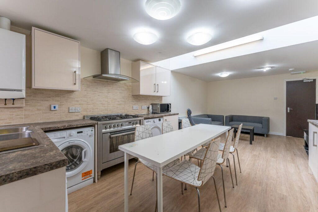 6 bed Mid Terraced House for rent in Birmingham. From Property Solutions - Birmingham