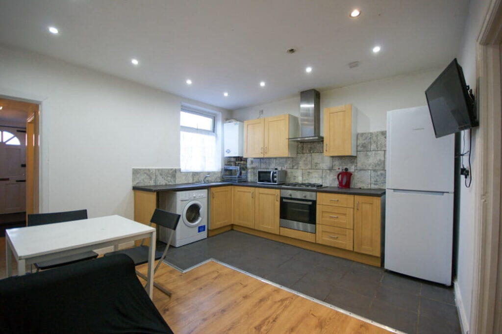 3 bed Mid Terraced House for rent in Birmingham. From Property Solutions - Birmingham