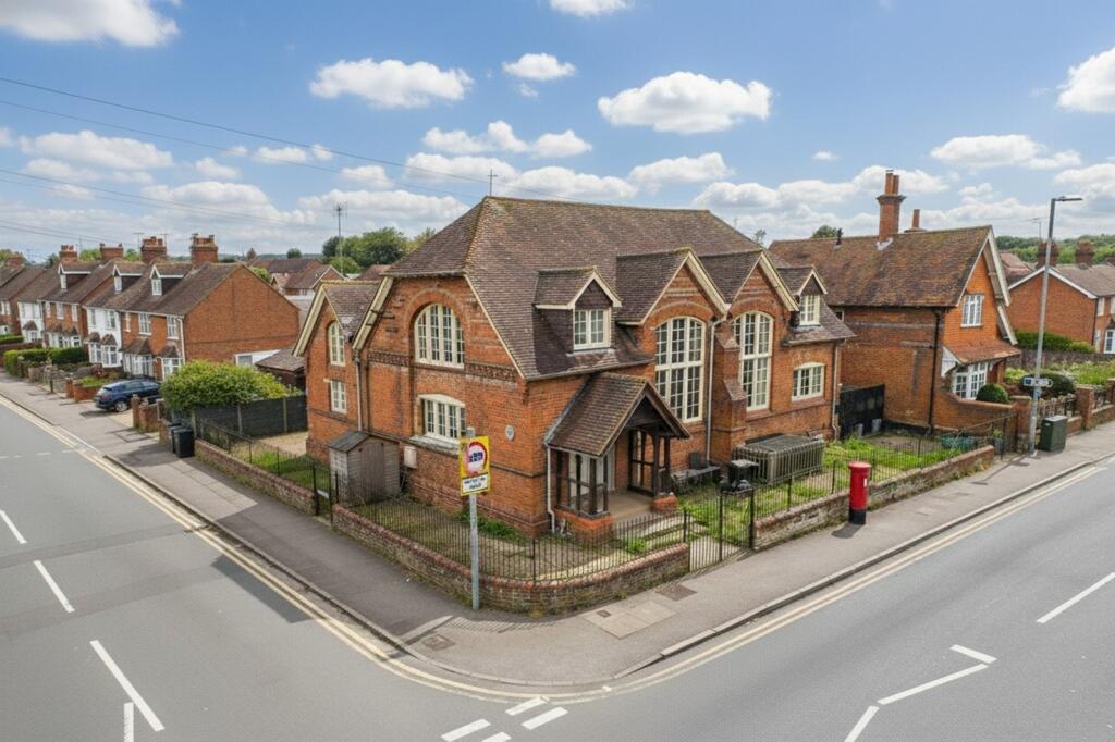 4 bed Mid Terraced House for rent in Wokingham. From Prospect Estate Agency - Wokingham