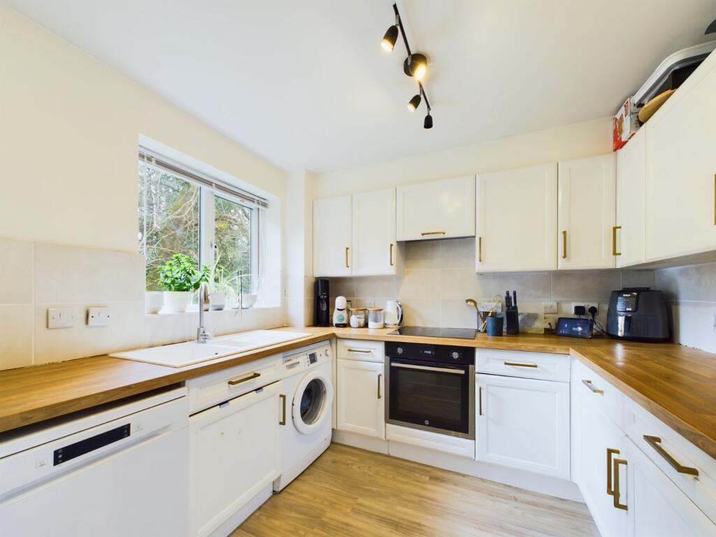 2 bed 1st Floor Flat for rent in Crowthorne. From Prospect Estate Agency - Wokingham