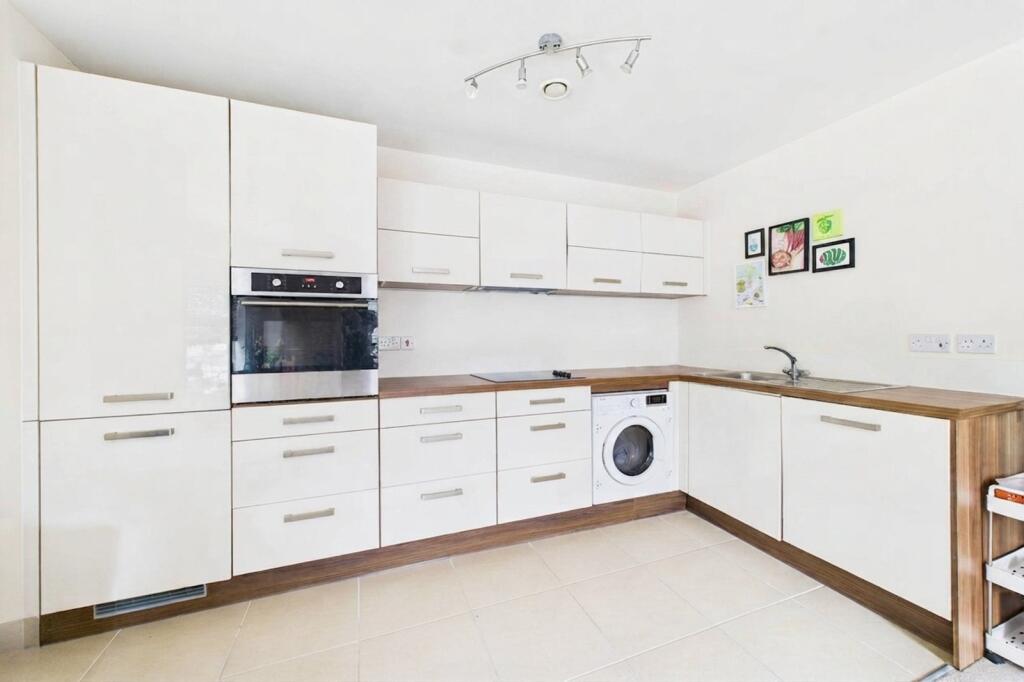 2 bed 1st Floor Flat for rent in Barkham. From Prospect Estate Agency - Wokingham