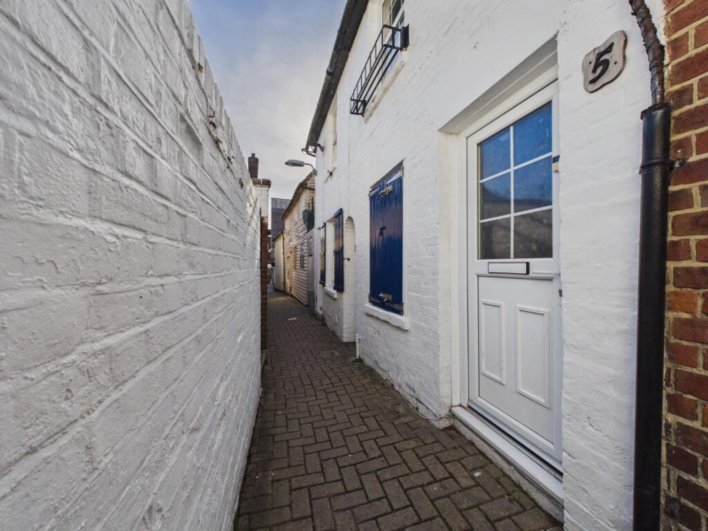 1 bed Detached for rent in Ashford. From Gould & Harrison Estate Agents - Ashford