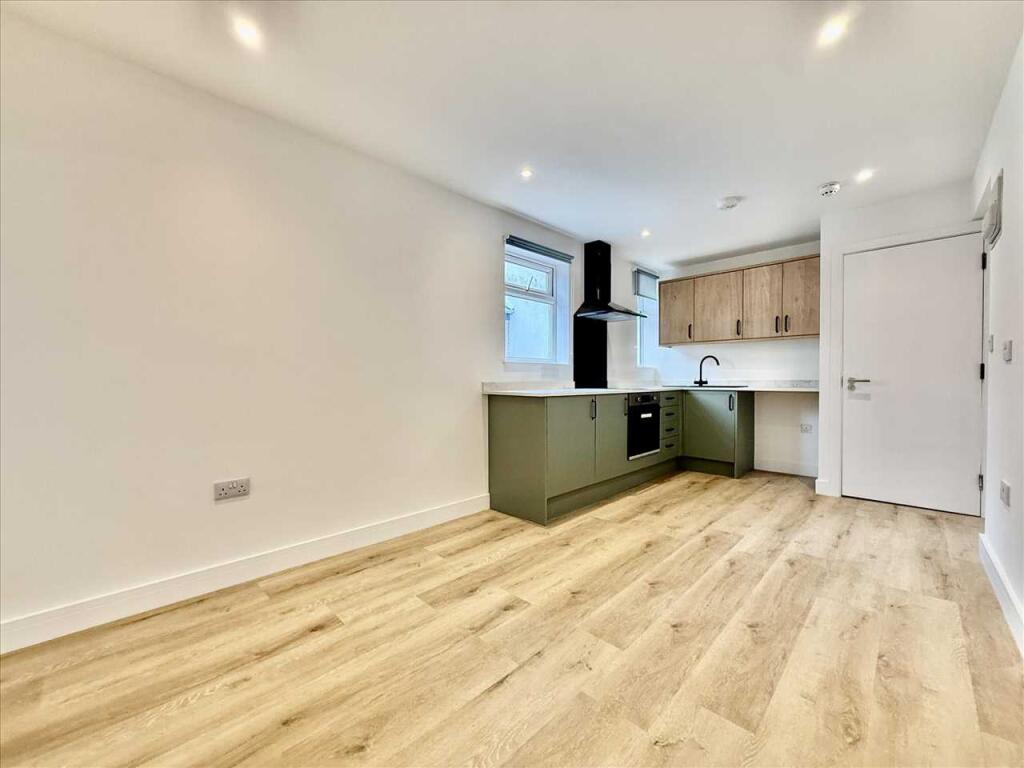 4 bed Studio for rent in Plymouth. From Purple Letting - Plymouth