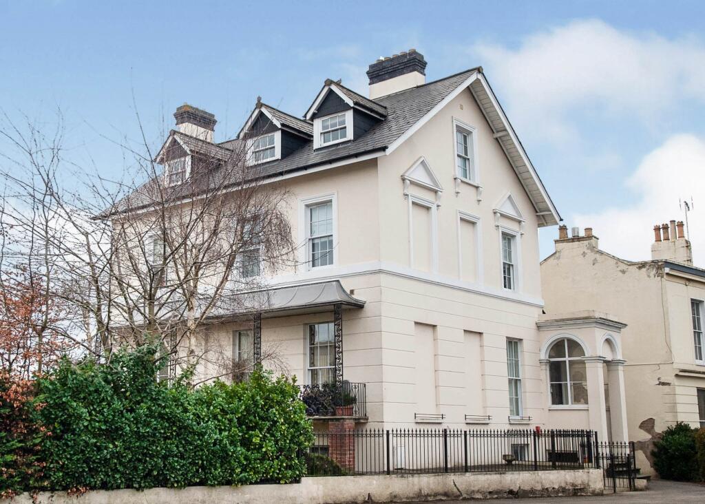 2 bed 1st Floor Flat for rent in Prestbury. From R A Bennett & Partners - Cheltenham 2 bed 1st Floor Flat for rent in Prestbury. From R A Bennett & Partners - Cheltenham