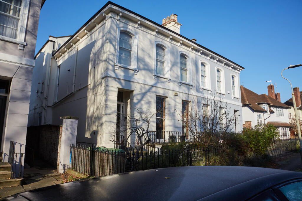 2 bed Apartment for rent in Prestbury. From R A Bennett & Partners - Cheltenham 2 bed Apartment for rent in Prestbury. From R A Bennett & Partners - Cheltenham
