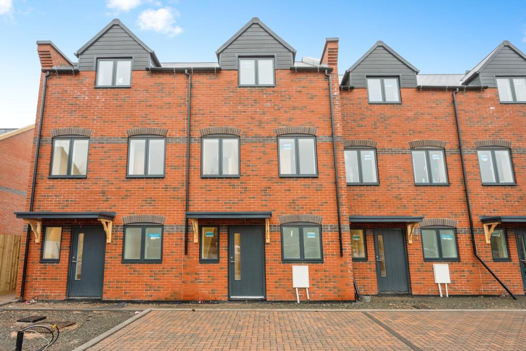 3 bed Town House for rent in Warwick. From R A Bennett & Partners - Leamington Spa